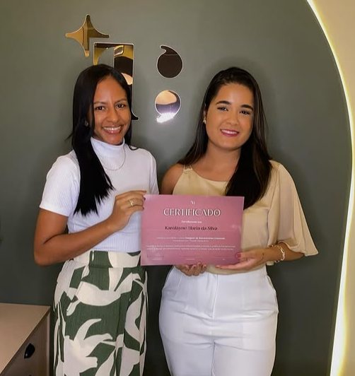 Karolayne com o certificado, ao lado da Thainá