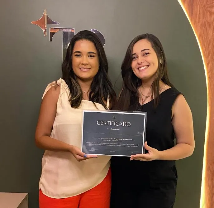 Aluna com o certificado, ao lado da Thainá