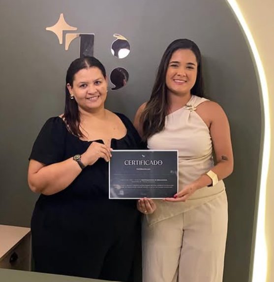 Aluna com o certificado, ao lado da Thainá