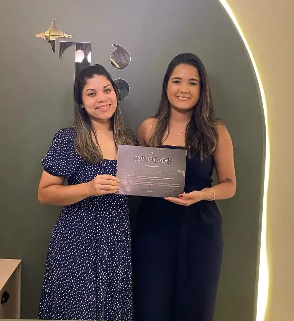 Aluna com o certificado, ao lado da Thainá