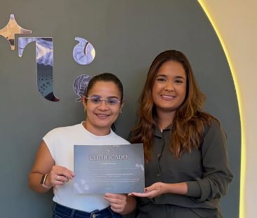 Gislleny com o certificado, ao lado da Thainá