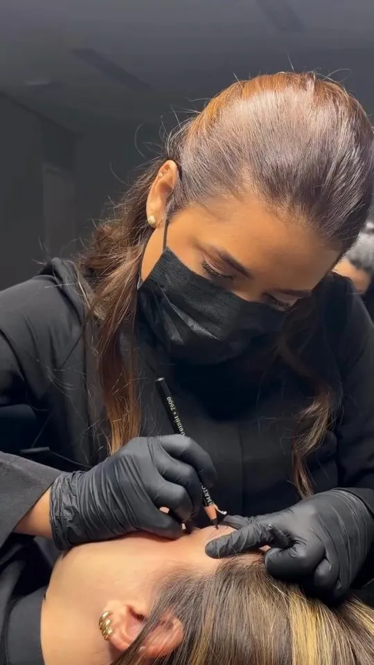 Thainá atendendo uma cliente no studio