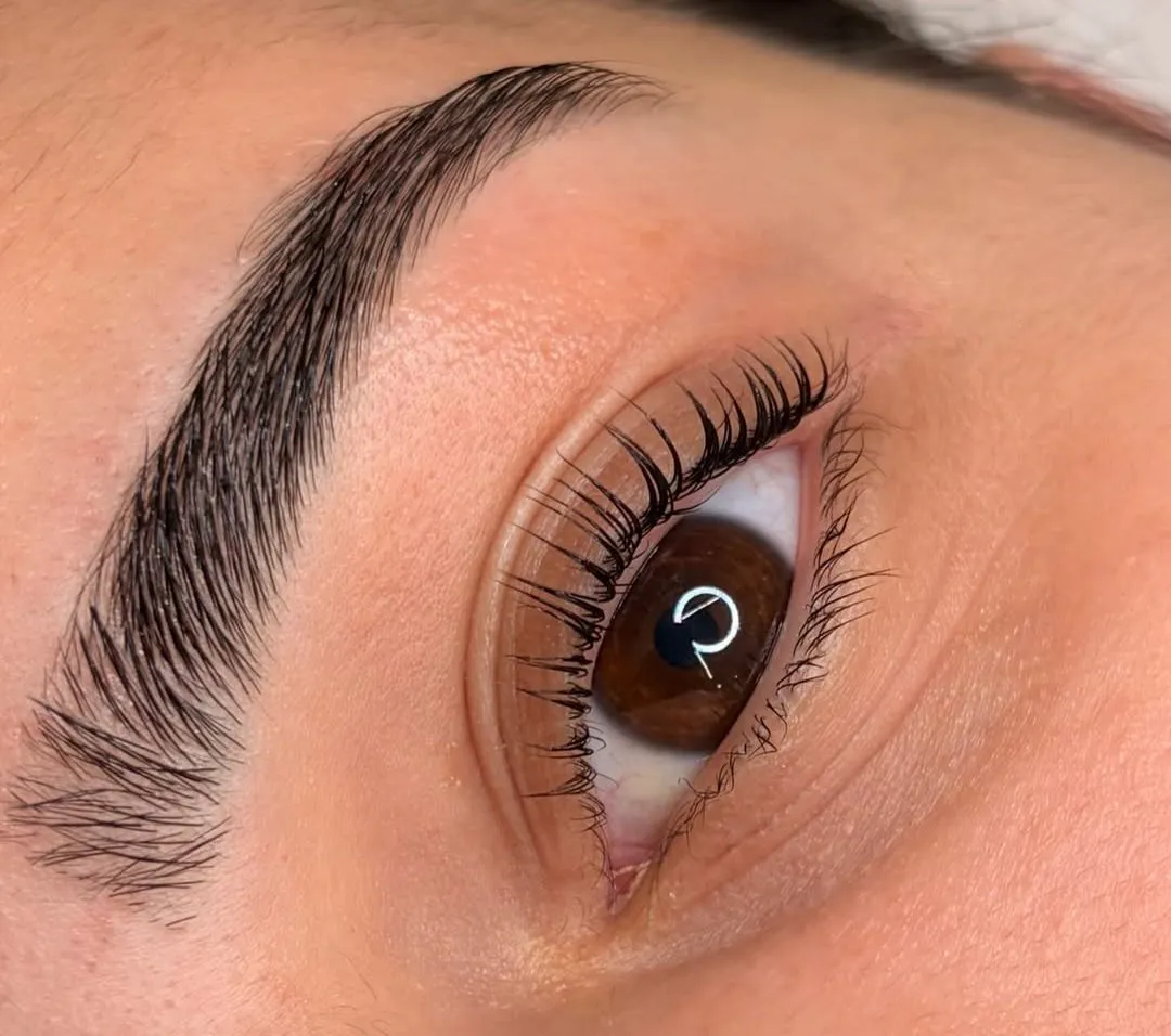 Close de cílios curvados com lash lifting