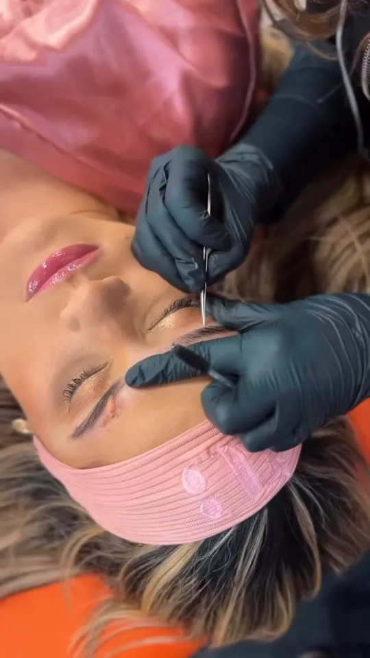 Aplicação de henna na sobrancelha